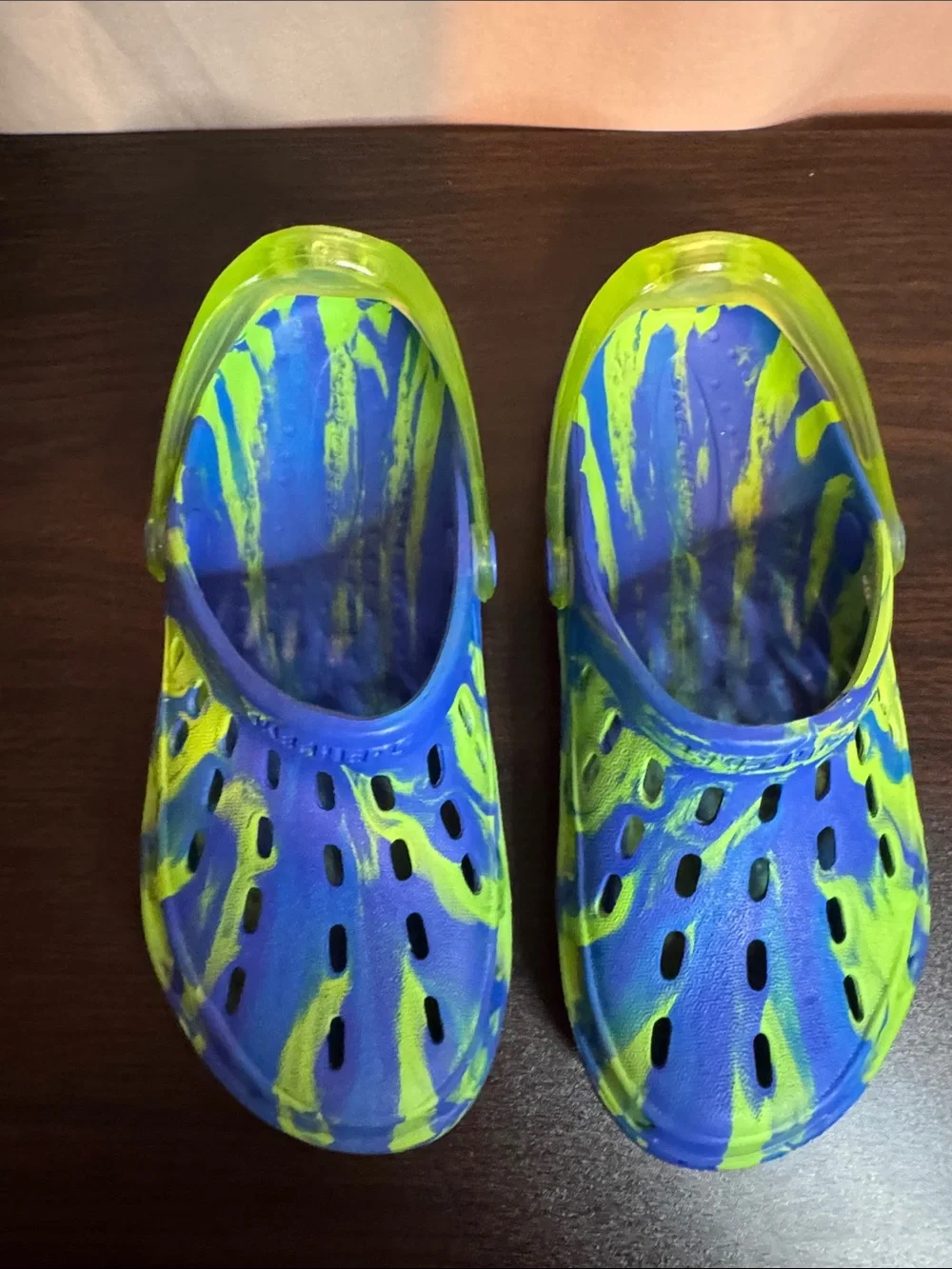 Skechers Kids light up Blue & Neon Green Slip-On Clogs with Heel Strap.